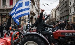 Atina’da çiftçilerden, parlamento binası önünde traktörlü protesto