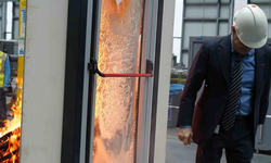 Çuhadaroğlu’nun Yangına Dayanıklı Kapı Testinde Patron Son Anda Kurtuldu: İş Güvenliği Tartışması Yarattı!