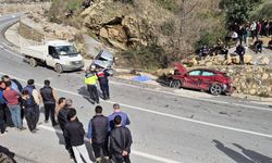 Virajı alamayan kamyon 2 otomobili biçti: 1 ölü, 3 yaralı