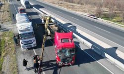 Afyonkarahisar’da tır yolcu minibüsüne çarptı: 11 yaralı