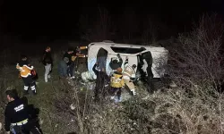 Çorum’da kayganlaşan yolda otomobil şarampole devrildi: 1 yaralı