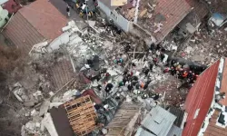 İstanbul Fatih’te bitişik halde bulunan 3 gece kondu çöktü