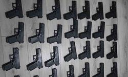 İstanbul’da gözaltına alınan kişinin evinden ve aracından 50 tabanca çıktı