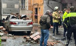 Kağıthane’de bahçe duvarı aracın üzerine devrildi