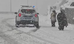 Karda mahsur kalan aileyi emniyet kurtardı