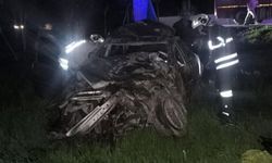 Kırıkhan’da hurdaya dönen otomobilin sürücüsü yaralandı