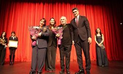 Ödülünü Müjdat Gezen’den alan Binnur Kaya gözyaşını tutamadı: ‘Rüyada gibiyim’