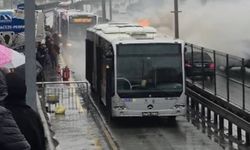 Şişli’de metrobüsün motor kısmında yangın çıktı