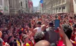 Galatasaray taraftarı, Taksim’de derbiyi bekliyor