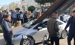 Kamyonun üzerindeki inşaat demirleri seyir halindeki otomobile ’ok’ gibi saplandı