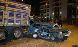 Kazaya karışan otomobil, park halindeki tıra çarptı: 1’ağır 4 yaralı