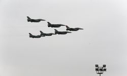 Konya’da SOLOTÜRK ve Türk Yıldızları’ndan öğrencilere 23 Nisan gösterisi