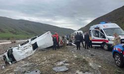 Yolcu minibüsü dere yatağına yuvarlandı: 16 yaralı