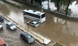 Edirne’de yollar göle döndü: Araçlar mahsur kaldı