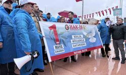 HAK-İŞ üyeleri Kazancı Yokuşu’na karanfil ve Taksim’e çelenk bıraktı
