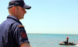Karasu’da karaya oturan geminin çevresi tehlikeli alan ilan edildi