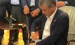 Özgür Özel kendisine verilen mutlak butlan tebligatını yırttı