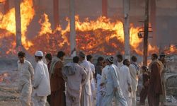 Pakistan’da pazar alanında yangın: İş yerleri küle döndü