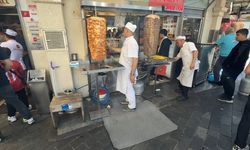 Taksim’de doğalgaz onarımı uzun sürünce esnaf, çareyi tüp kullanarak buldu