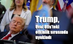 Trump, Oval Ofis’teki etkinlik sırasında uyukladı