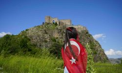 Dağcılar, 700 yıllık Kov Kalesi’ne Türk bayrağı asarak A Milli Futbol Takımı’na destek verdi