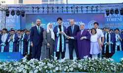 Cumhurbaşkanı Erdoğan, torunu Ömer Tayyip Erdoğan’a diplomasını takdim etti