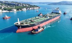 Ukrayna’nın vurduğu dev tanker İstanbul Boğazı’ndan geçirildi