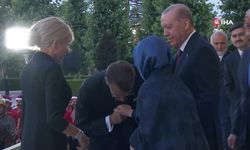 Emine Erdoğan, Macron’un elini öpmesine izin vermedi