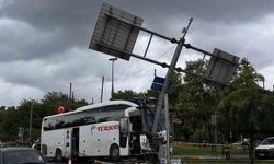 Eyüpsultan’da yolcu otobüsü önce otomobile sonra levhaya çarptı: 30 yaralı