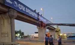 Yarı çıplak şahıs üst geçitte asılı bulundu