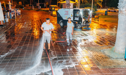 Alanya İskele bölgesinde gece kapsamlı temizlik çalışması yapıldı