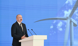 Aliyev, Taşkent'te Haydar Aliyev'in anıtına çiçek bıraktı