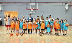 Başkan Sarıkurt'tan yaz tatilini spor salonlarında geçiren çocuklara ziyaret