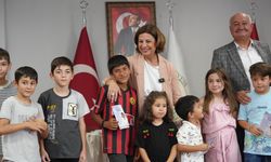 Başkan Ünlüce, kırtasiye setlerini öğrencilere bizzat teslim etti