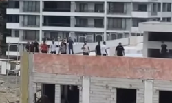 İskenderun'da maaşlarını alamayan işçiler çatıya çıktı