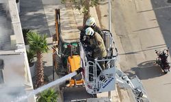 İzmir'de 8 katlı banka binasının çatısında yangın çıktı