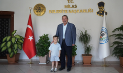 Minik Göktuğ'dan Başkan Fevzi Topuz'a teşekkür ziyareti