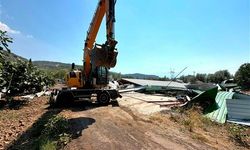 Osmangazi'de tarım arazisine yapılan kaçak depo yıkıldı
