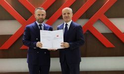Prof. Dr. Yılmaz mazbatasını teslim aldı
