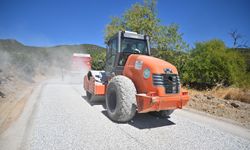 Gördes'te Malaz-Salur yolunda sathi kaplama çalışması başladı