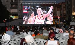 Isparta'da Filenin Sultanları'nın şampiyonluk maçı dev ekrandan izlendi