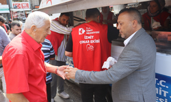 İzmit'te Cuma namazı sonrası vatandaşlara ikram