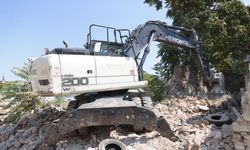 Konak Belediyesi metruk yapıların yıkımını sürdürüyor