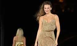 SERENAY SARIKAYA, LE DÉFILÉ PODYUMUNDA PARİS’İ BÜYÜLEDİ
