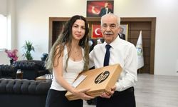 Tıp fakültesi öğrencisi Nida Nur Demirpek'e eğitim desteği