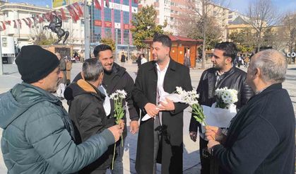 ’Dünya Tersine Günü’nde erkekleri çiçekle mutlu ettiler