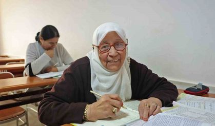 84 yaşındaki Ayşe Nine okuma yazmayı, Afrikalı Cisse Türkçeyi ATASEM’de öğreniyor