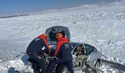 Ağrı’da şarampole yuvarlanan araçtaki 2 kişi AFAD tarafından kurtarıldı