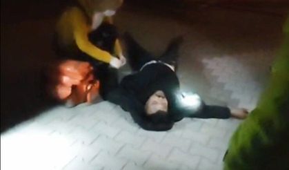 Alevler içinde bayılan 2 kardeşi polisler kurtardı