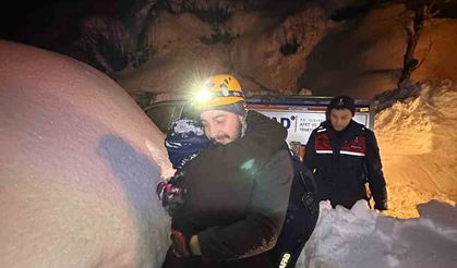 Artvin’de kar nedeniyle çökme tehlikesi olan evde yaşayan yaşlı çift kurtarıldı